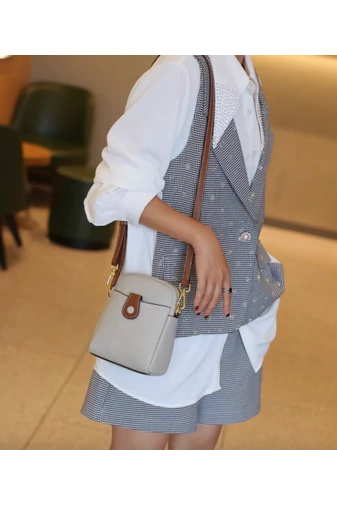 Torebka crossbody mini Bonluo biała ze skóry naturalnej, wymiary 20×14×8 cm