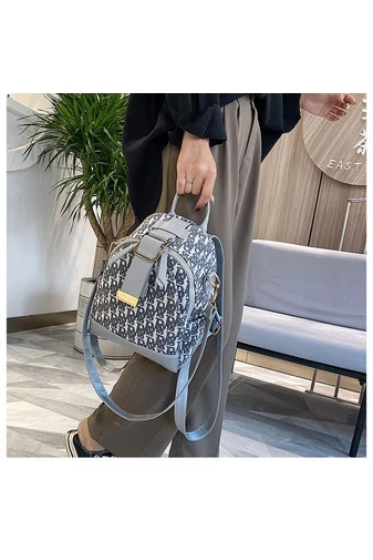  Plecak damski Bonluo w kolorze szarym z wzorem liter, wykonany z poliuretanu i płótna, mały rozmiar 25*20*11 cm