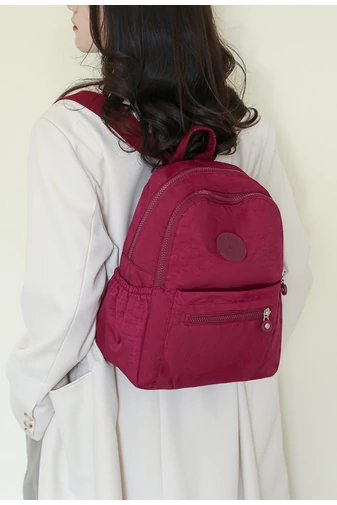  Wielofunkcyjny plecak w kolorze wiśniowo-czerwonym, wykonany z wodoodpornej tkaniny Oxford, wymiary 30*26*13 cm