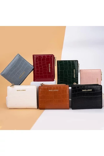  Mały zielony portfel składany na pół z imitacji skóry lakierowanej ze wzorem krokodyla, wymiary 9,5*11,5*3 cm