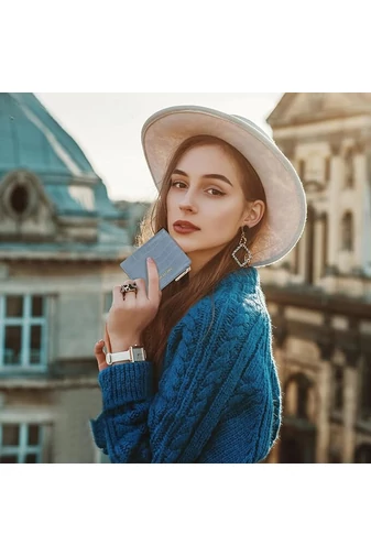  Mały jasnoniebieski portfel składany na pół ze skóry lakierowanej z wzorem krokodyla, wymiary 9,5*11,5*3 cm