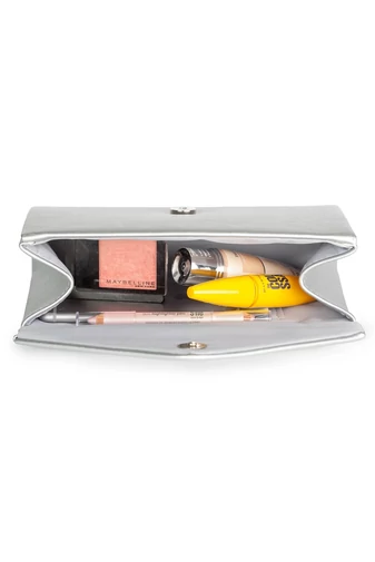  Elegancka biała kopertówka o wymiarach 22*13*5 cm