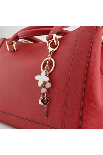  Elegancki, dwustronny brelok z kwiatkiem w kolorze białym z beżowymi dodatkami w kolorze złotym