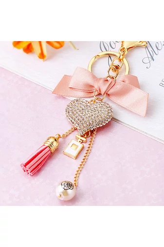  Elegancki brelok z zawieszką w kształcie serca, zdobiony kryształkami i różową kokardką