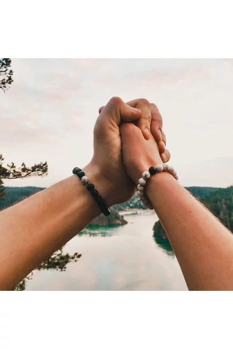  Zestaw bransoletek unisex idealny dla par z matowymi czarnymi koralikami i białymi kamieniami w stylu retro