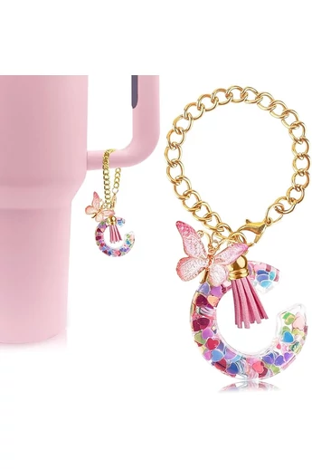 Elegancki brelok z różowym inicjałem „C” ozdobiony motylem