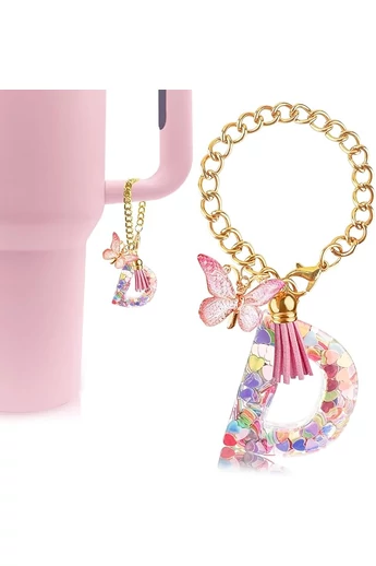  Elegancki brelok z inicjałem „D” w kolorze różowym, ozdobiony motylem