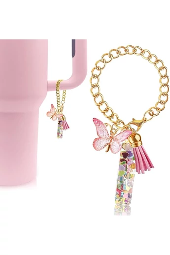  Elegancki brelok z różowym inicjałem „I” ozdobiony motylem