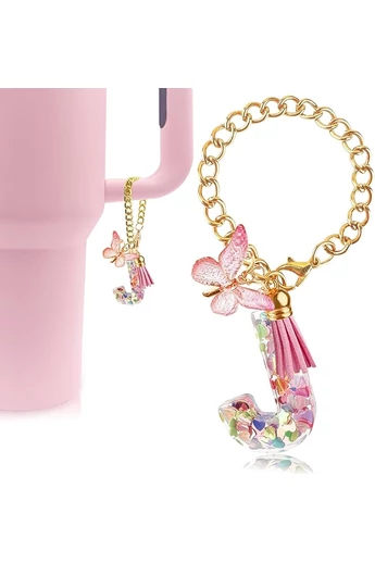  Elegancki brelok z inicjałem „J” w kolorze różowym, ozdobiony motylem