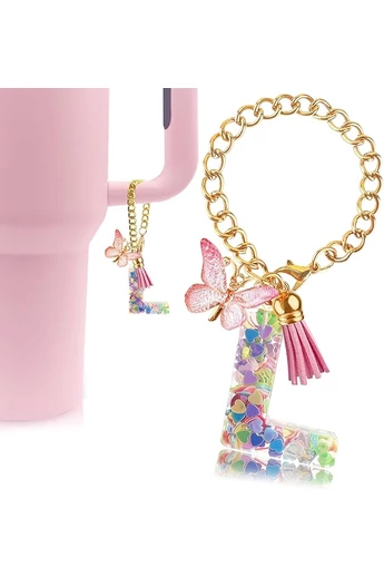  Elegancki brelok z różowym inicjałem „L” ozdobiony motylem