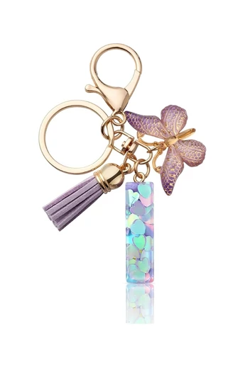  Elegancki brelok z fioletowym inicjałem „I” ozdobiony motylem