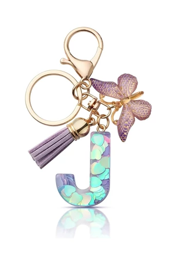  Elegancki brelok z fioletową inicjałową literą „J” ozdobiony motylem