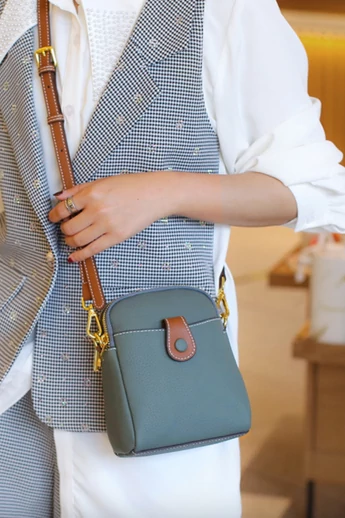 Torebka mini na ramię Bonluo niebieska ze skóry naturalnej, wymiary 20×14×8 cm