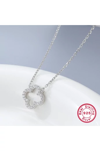  Elegancki łańcuszek ze srebra próby 925 z wisiorkiem w kształcie koniczyny z cyrkonią