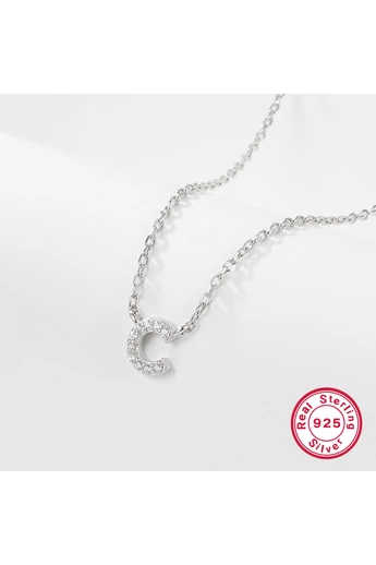Naszyjnik ze srebra próby 925 z wisiorkiem w kształcie inicjału „C” i błyszczącymi cyrkoniami