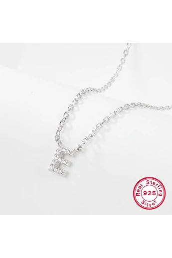  Naszyjnik ze srebra próby 925 z wisiorkiem w kształcie inicjału „E” i błyszczącymi cyrkoniami