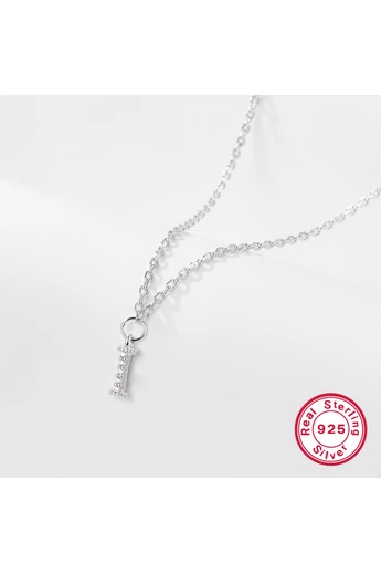  Naszyjnik ze srebra próby 925 z wisiorkiem w kształcie inicjału „I” i błyszczącymi cyrkoniami