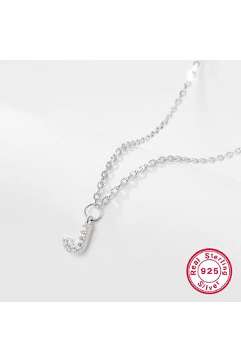  Naszyjnik ze srebra próby 925 z wisiorkiem w kształcie inicjału „J” i błyszczącymi cyrkoniami