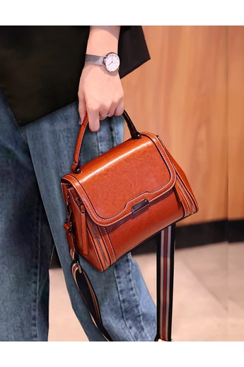  Damska torba z błyszczącego PU w kolorze jasnobrązowym z uchwytem na górze i regulowanym paskiem na ramię 19*23*12